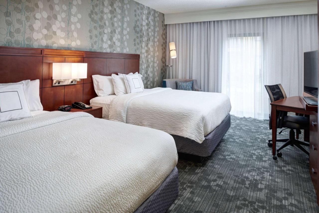 Sonesta Select Milwaukee Brookfield Hotel Exterior photo