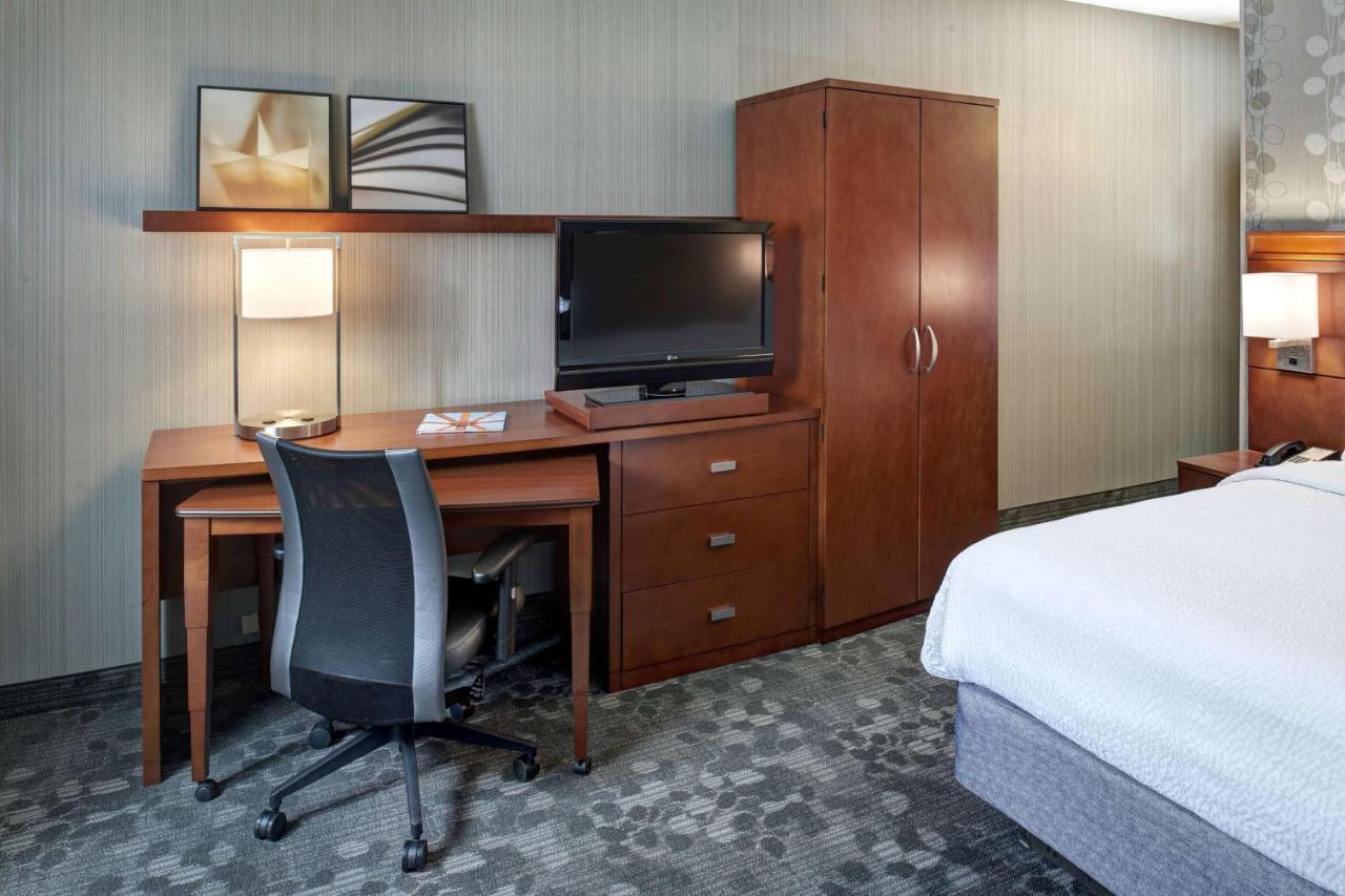 Sonesta Select Milwaukee Brookfield Hotel Exterior photo