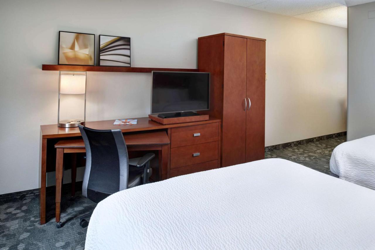 Sonesta Select Milwaukee Brookfield Hotel Exterior photo