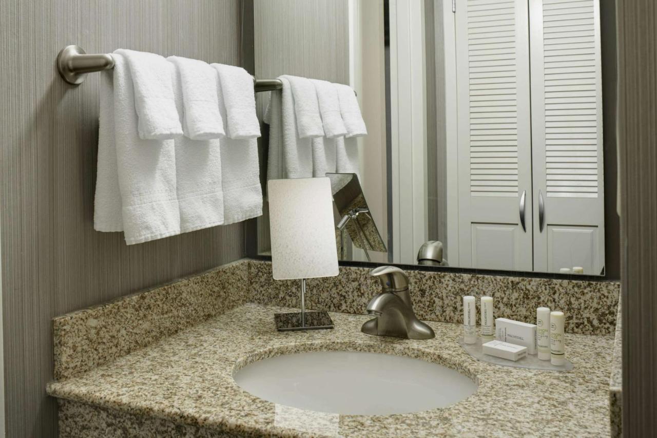 Sonesta Select Milwaukee Brookfield Hotel Exterior photo