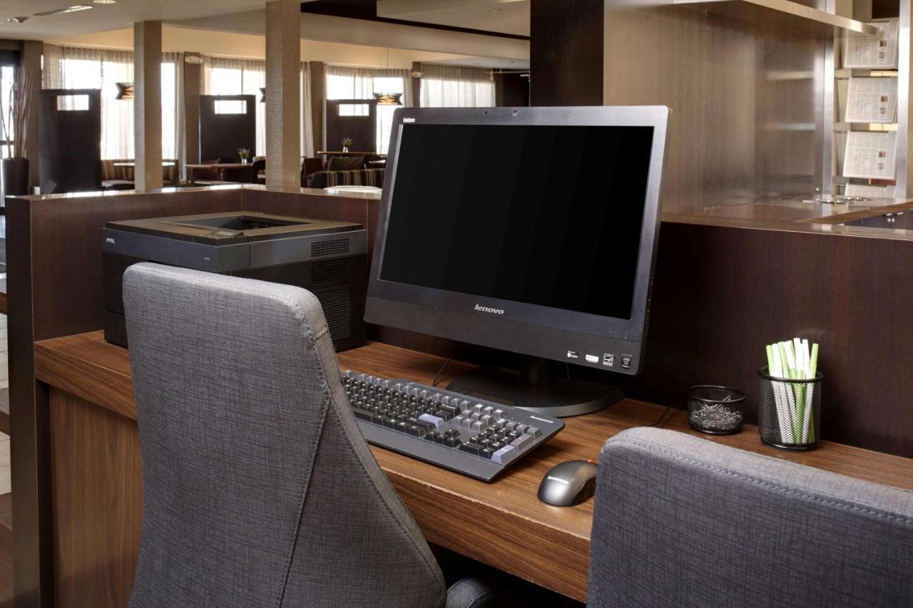 Sonesta Select Milwaukee Brookfield Hotel Exterior photo