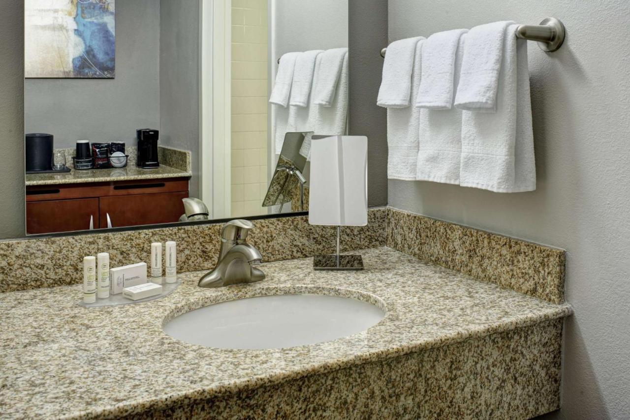Sonesta Select Milwaukee Brookfield Hotel Exterior photo