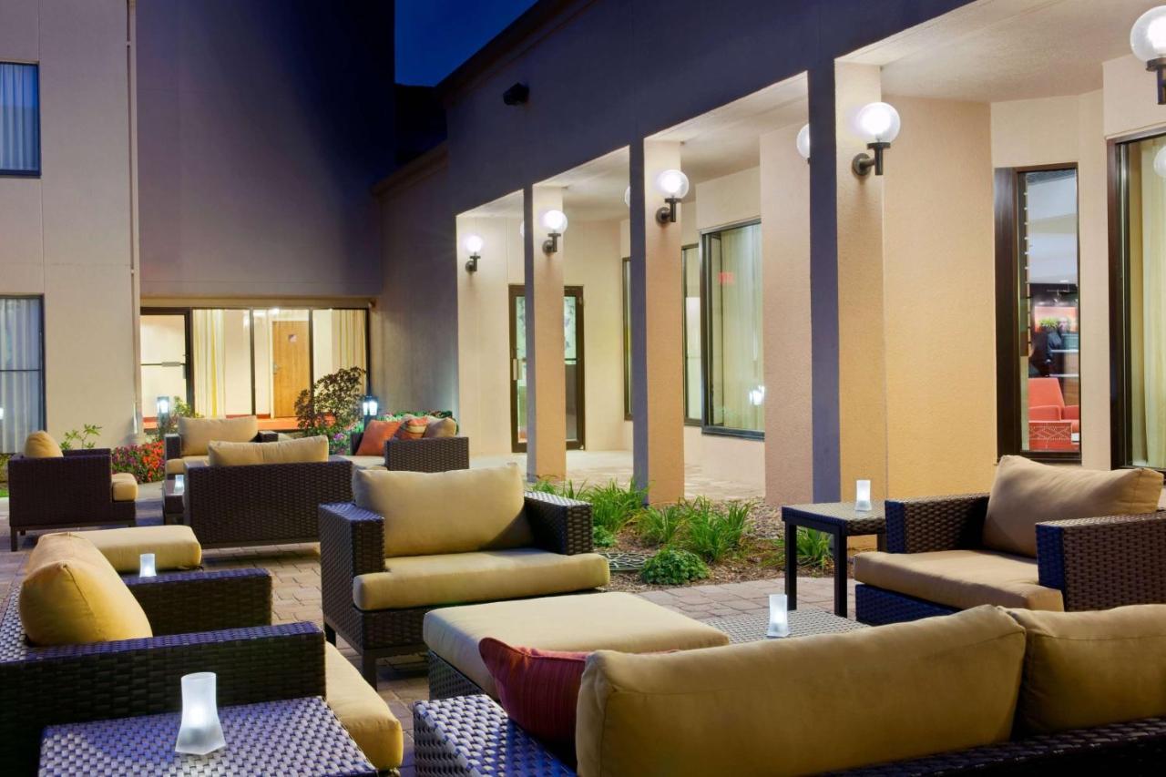Sonesta Select Milwaukee Brookfield Hotel Exterior photo
