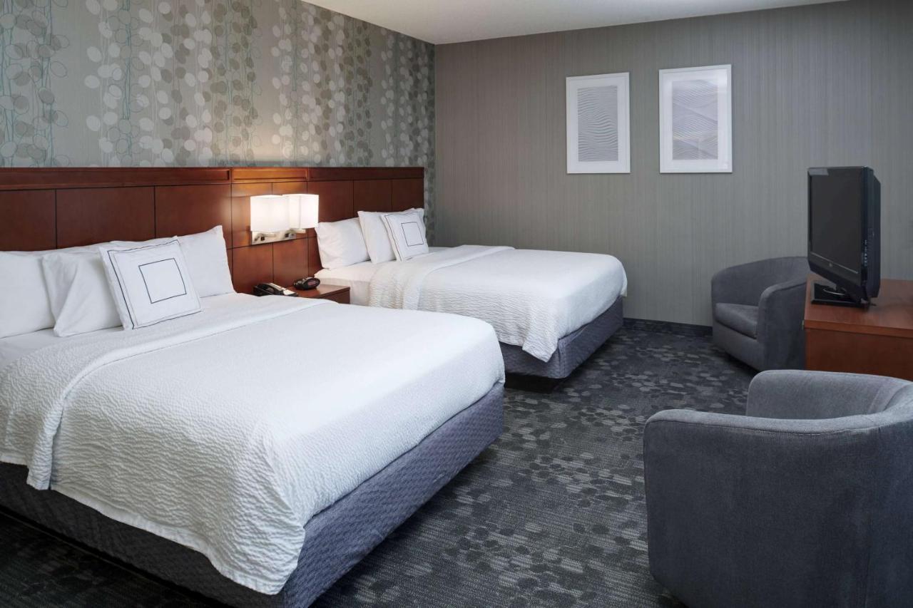 Sonesta Select Milwaukee Brookfield Hotel Exterior photo