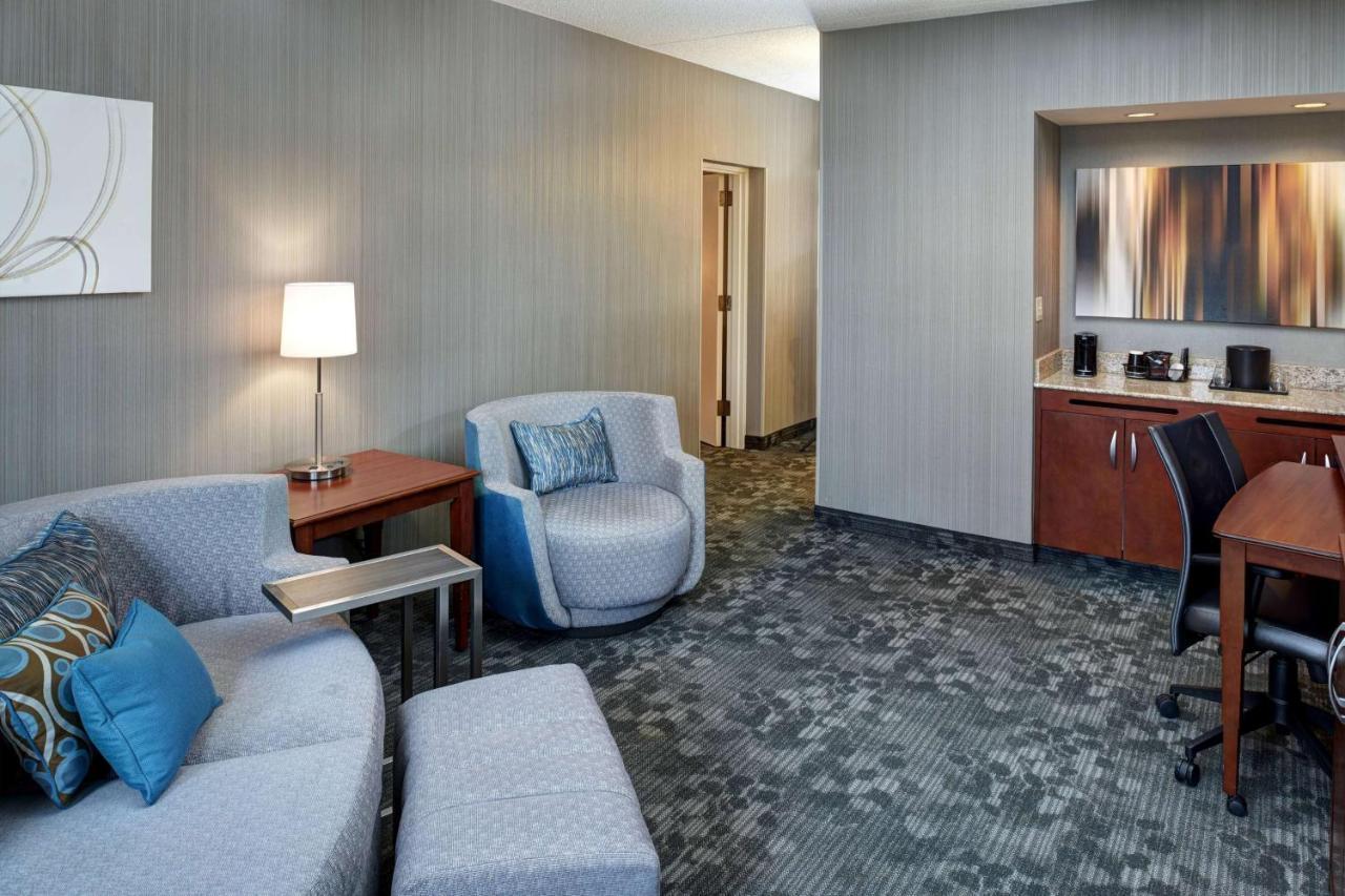 Sonesta Select Milwaukee Brookfield Hotel Exterior photo