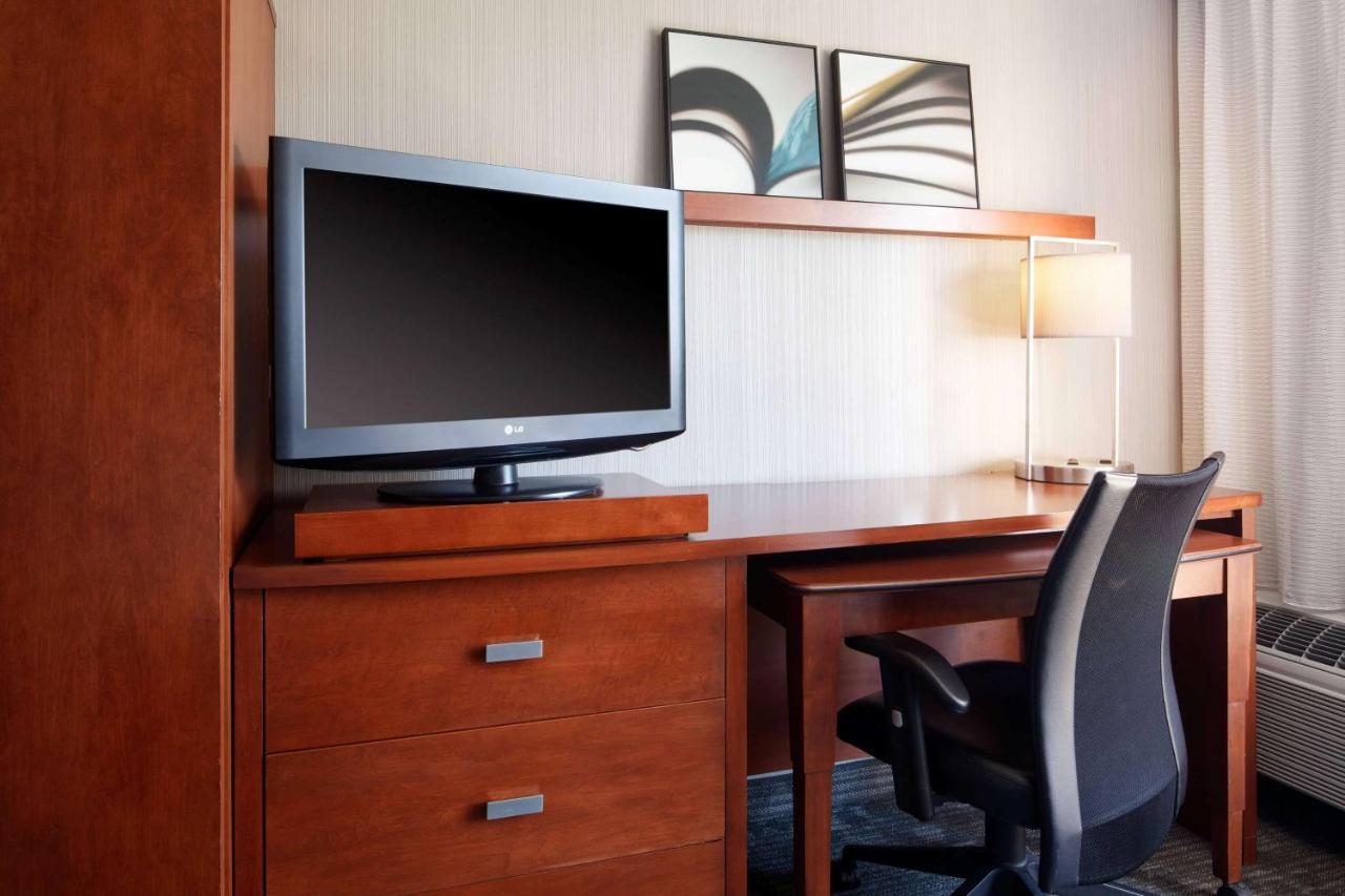 Sonesta Select Milwaukee Brookfield Hotel Exterior photo